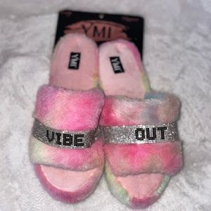 YMI BLING RHINESTONE “VIBE OUT” FAUX FUR MULTICOLOR SLIPPERS LIPS NWT 9.5-10.5
